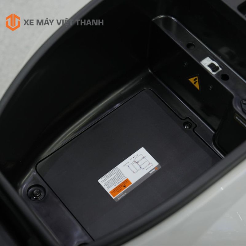 Cốp xe máy điện thiết kế rộng, thoải mái chứa đồ