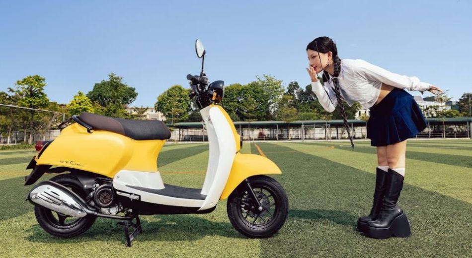 Mẫu xe ga Espero crea 50cc màu trắng vàng