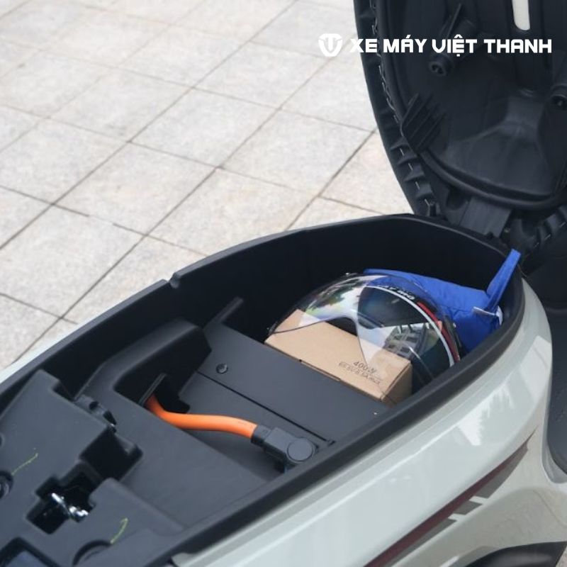 Cốp xe máy điện VinFast Feliz diện tích rộng