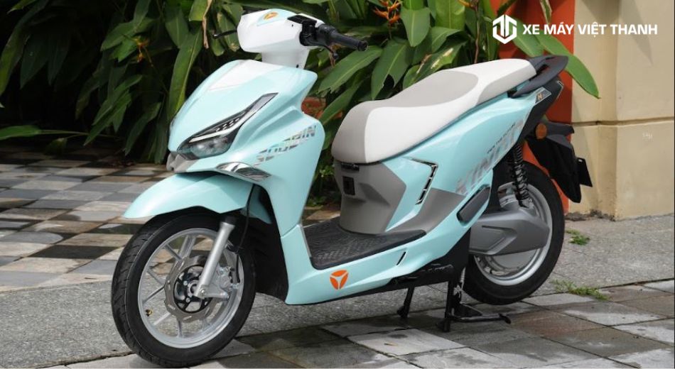 Mẫu xe máy điện Yadea Velax màu xanh