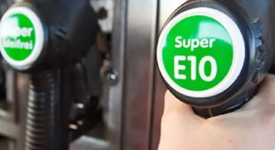 Đổ xăng E10
