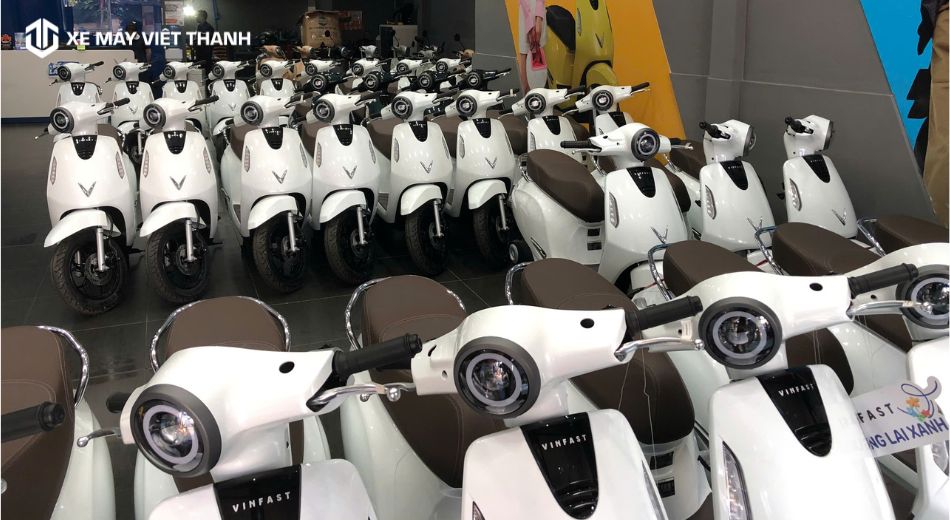 Mẫu xe máy điện màu trắng phù hợp dành cho ai