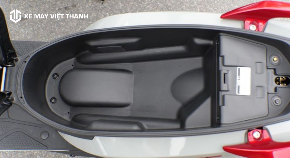 Cốp xe ga SYM Shark 50cc rộng và thoáng