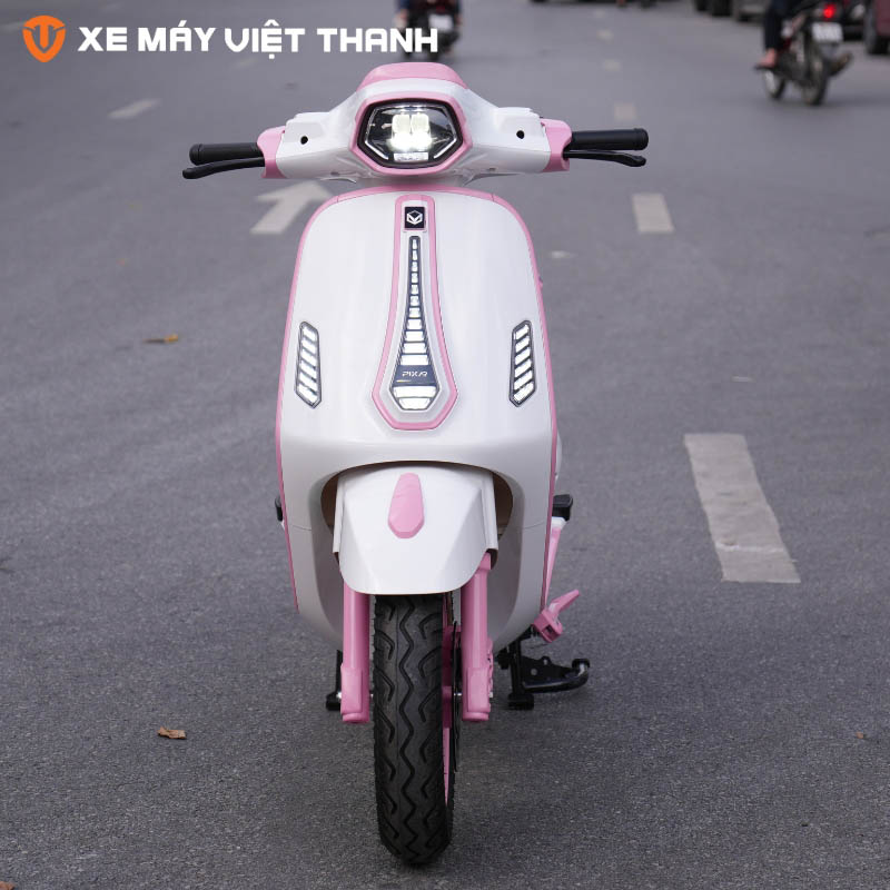 Phần mặt trước của xe máy điện pixar 946 plus màu trắng hồng