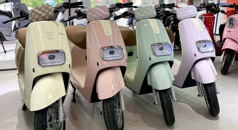 Sạc Xe Máy Điện Có Tốn Điện Không? Chi Phí Mỗi Lần Sạc