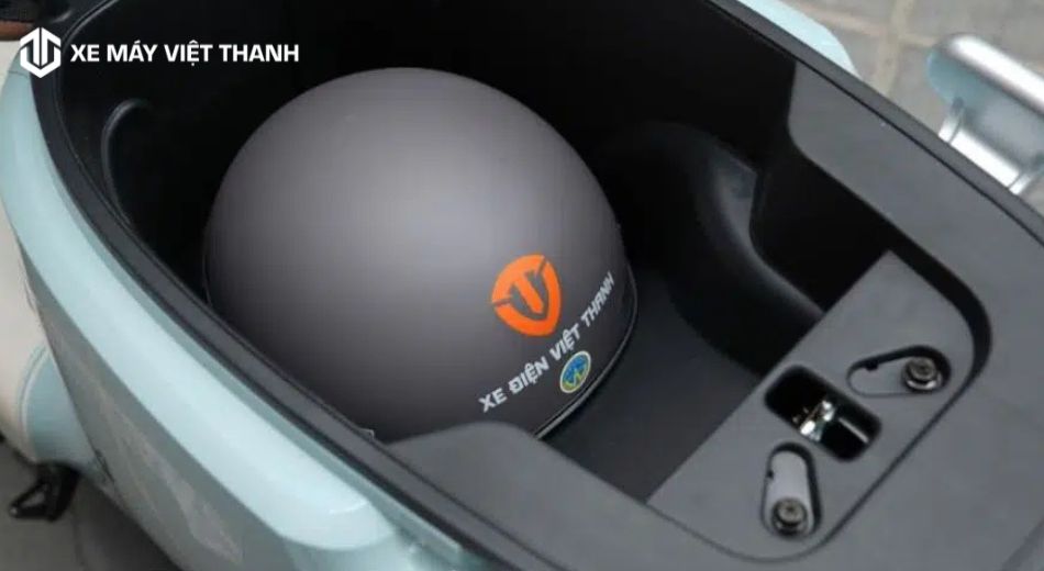 Cốp xe máy điện có thiết kế rộng