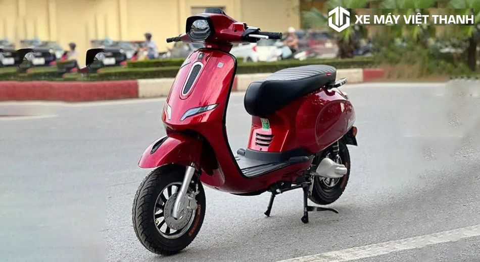 Xe máy điện Ally Vegas màu đỏ nổi bật