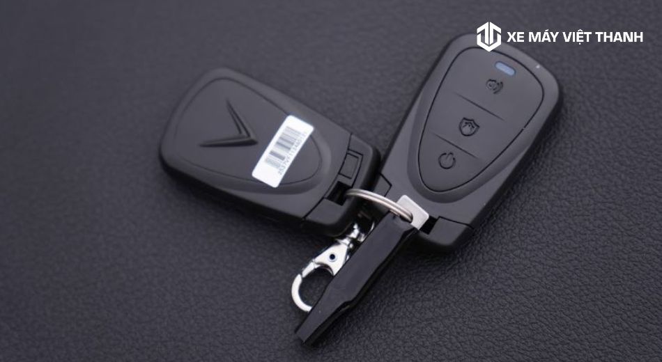Mở cốp xe máy điện bằng khoá Smartkey