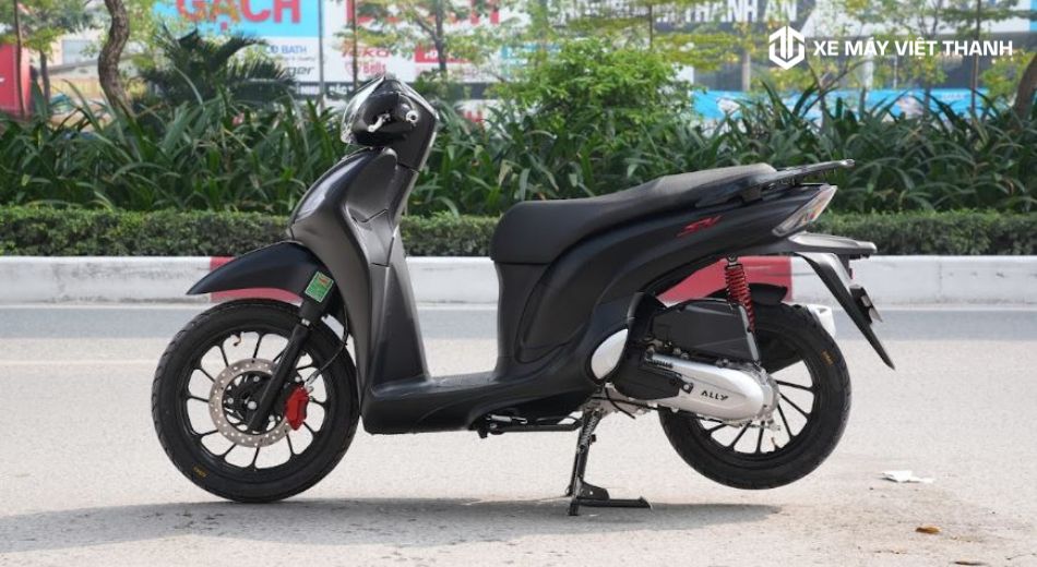 Xe máy 50cc bị chảy xăng dưới gầm