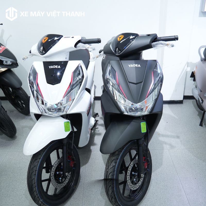 Xe máy điện Yadea Vora trắng đen 02 pin